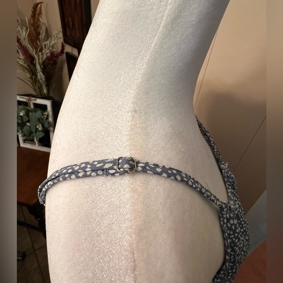 She + Sky Adjustable Strap Cinch-Waist Ruffle Top; Bluish-Gray/White; Small; EUC - Picture 5 of 6